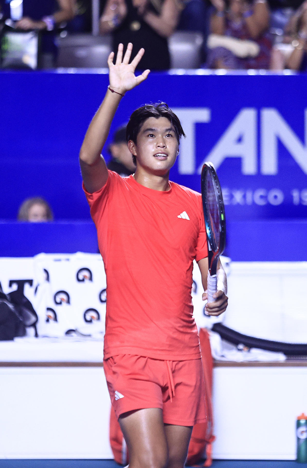 El tenista estadounidense Learner Tien celebra un triunfo ante el alemán Alexander Zverev este miércoles, durante el Abierto Mexicano de Tenis, en Acapulco (México). EFE/ David Guzmán