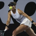 La tenista española Paula Badosa devuelve una bola a la australiana Daria Saville este viernes, durante el Mérida Open AKRON 2025 en Yucatán (México). EFE/ Lorenzo Hernández