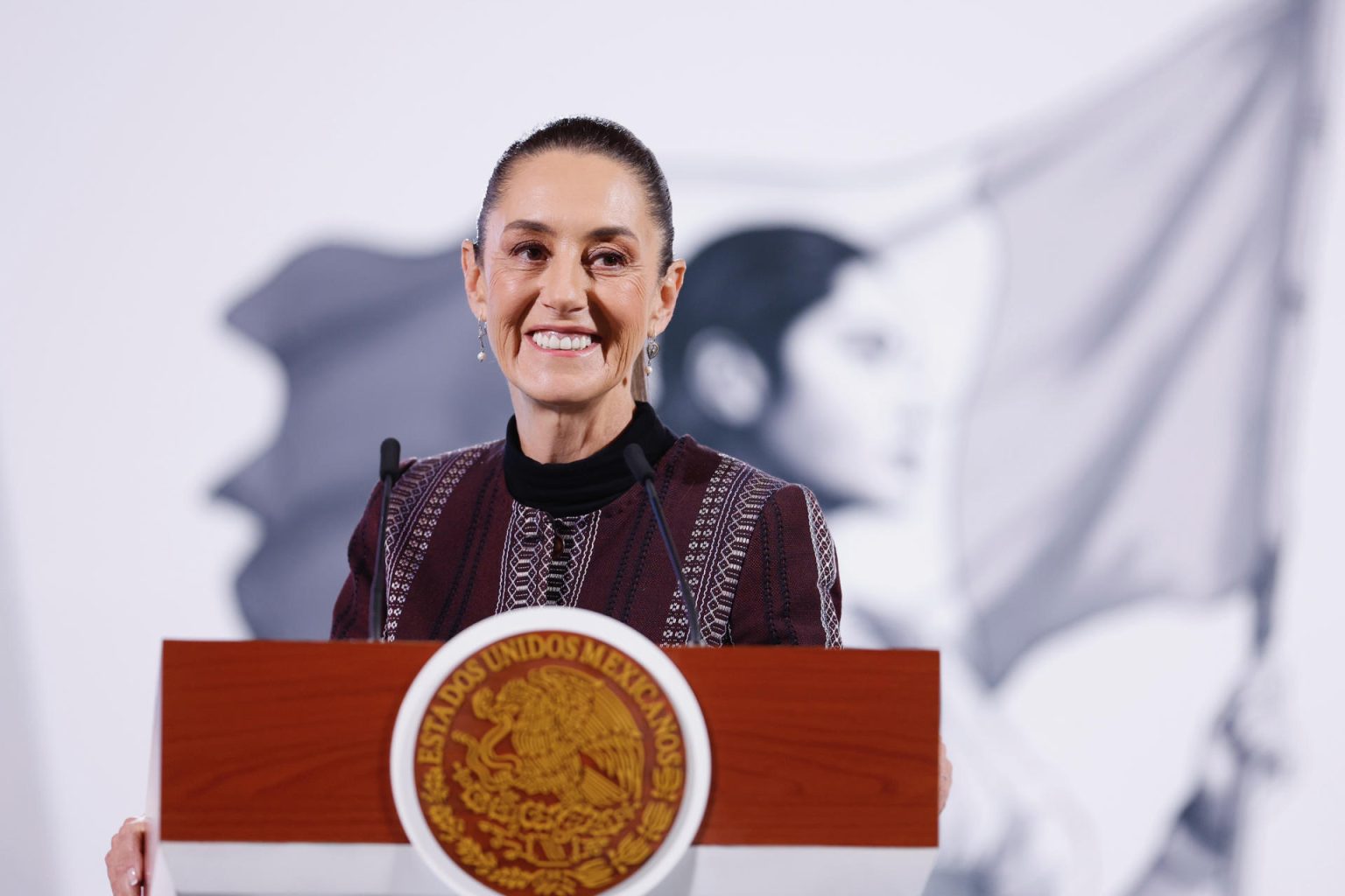 La presidenta de México Claudia Sheinbaum, habla durante su conferencia de prensa diaria en el Palacio Nacional en Ciudad de México (México). EFE/Sáshenka Gutiérrez