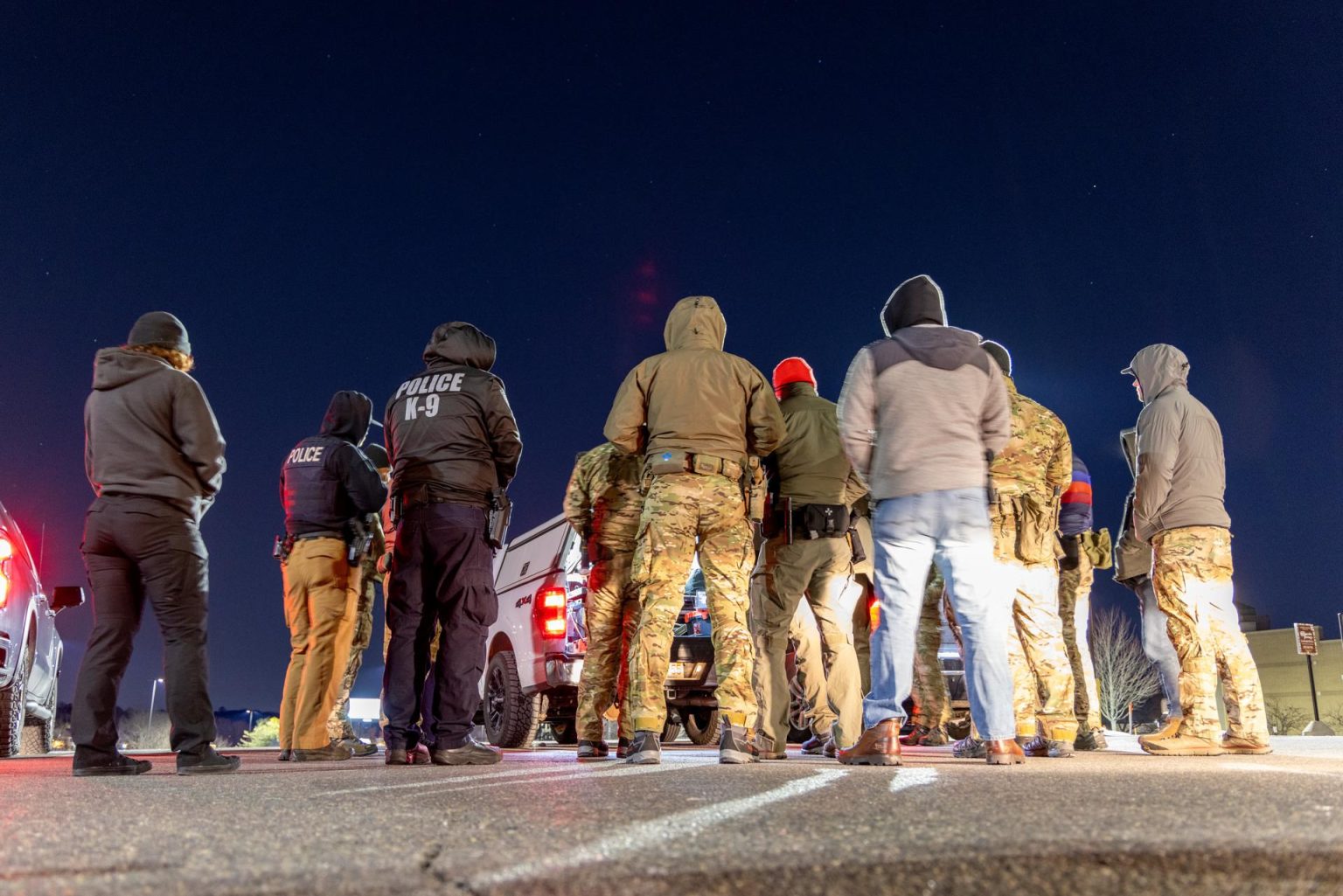 Fotografía cedida por el Servicio de Inmigración y Control de Aduanas (ICE) donde aparecen varios de sus agentes y de su Oficina de Investigaciones de Seguridad Nacional (HSI) durante el operativo para el arresto de miembros de la violenta pandilla transnacional Trinitarios en Massachusetts (EE.UU.). EFE/ICE /SOLO USO EDITORIAL/SOLO DISPONIBLE PARA ILUSTRAR LA NOTICIA QUE ACOMPAÑA (CRÉDITO OBLIGATORIO)