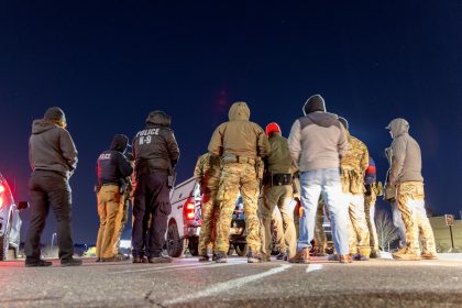 Fotografía cedida por el Servicio de Inmigración y Control de Aduanas (ICE) donde aparecen varios de sus agentes y de su Oficina de Investigaciones de Seguridad Nacional (HSI) durante el operativo para el arresto de miembros de la violenta pandilla transnacional Trinitarios en Massachusetts (EE.UU.). EFE/ICE /SOLO USO EDITORIAL/SOLO DISPONIBLE PARA ILUSTRAR LA NOTICIA QUE ACOMPAÑA (CRÉDITO OBLIGATORIO)