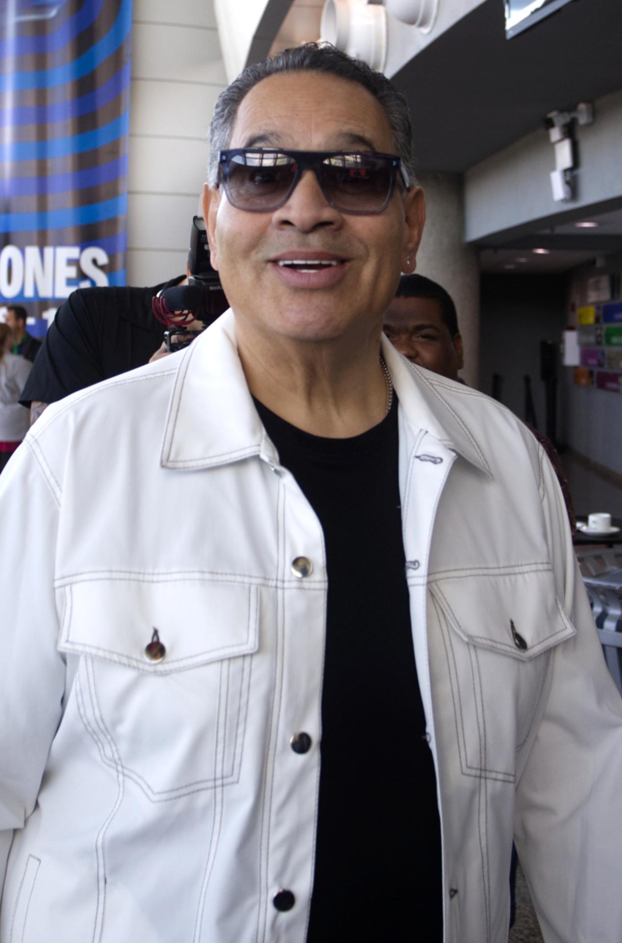 El salsero puertorriqueño Tito Nieves posa para los fotógrafos durante una rueda de prensa este martes, en el Coliseo Miguel Agrelot en San Juan (Puerto Rico). EFE/ Thais Llorca
