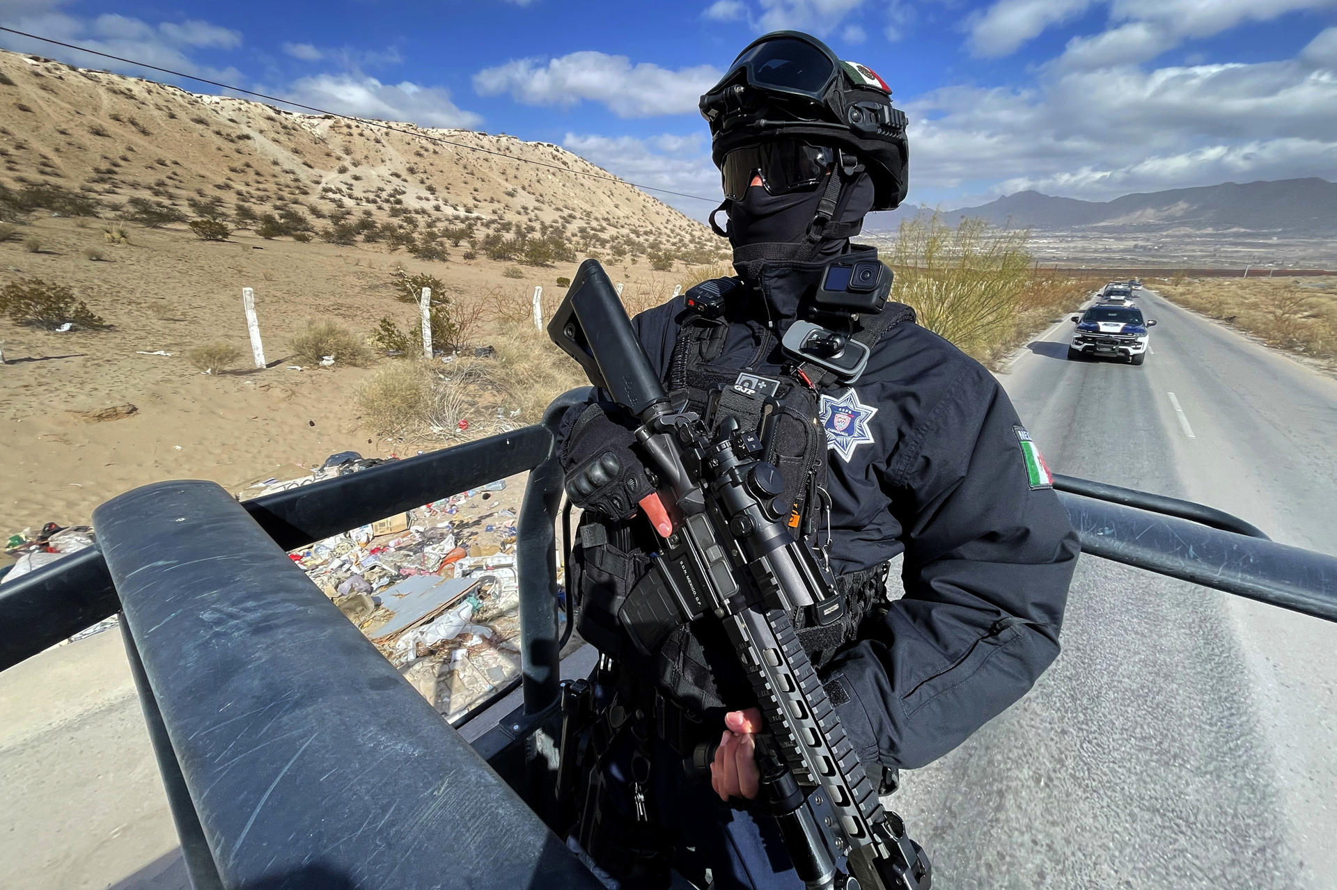 Fotografía de archivo del 7 de febrero de 2025 de un integrante de la Policía Estatal durante un operativo en la frontera en Ciudad Juárez (México). EFE/ Luis Torres
