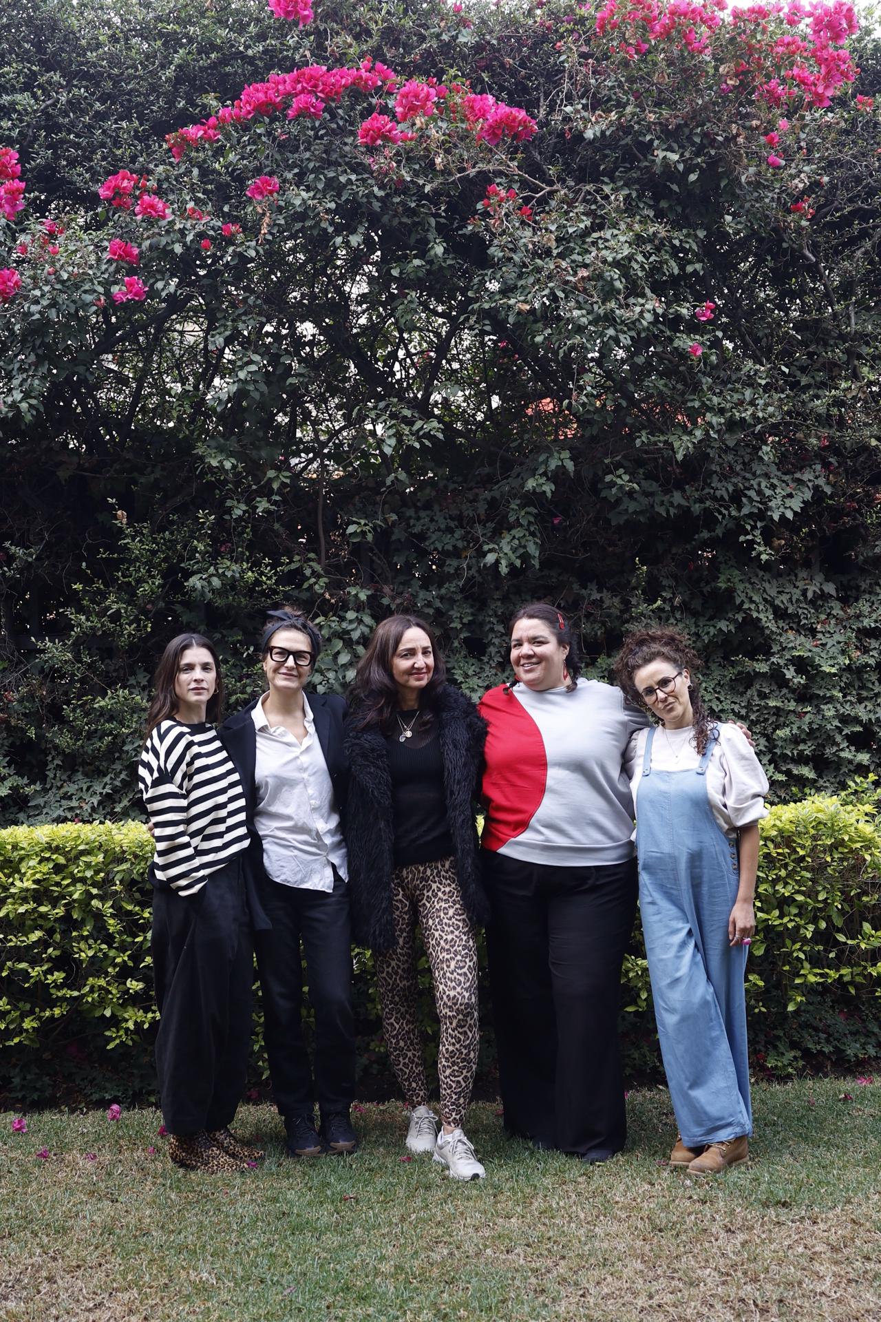 De izquierda a derecha la actriz y productora Irene Azuela, la directora Mariana Giménez, la productora Berenice González, las actrices Paula Watson y Mariana Villegas, posan al termino de una entrevista con EFE, este jueves en la Ciudad de México (México). EFE/Sáshenka Gutiérrez
