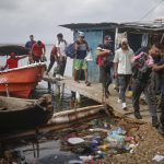 Migrantes venezolanos y colombianos llegan a la isla Gardi Sugdub este domingo, en la comarca Guna Yala, en Puerto de Cartí (Panamá). EFE/ Bienvenido Velasco