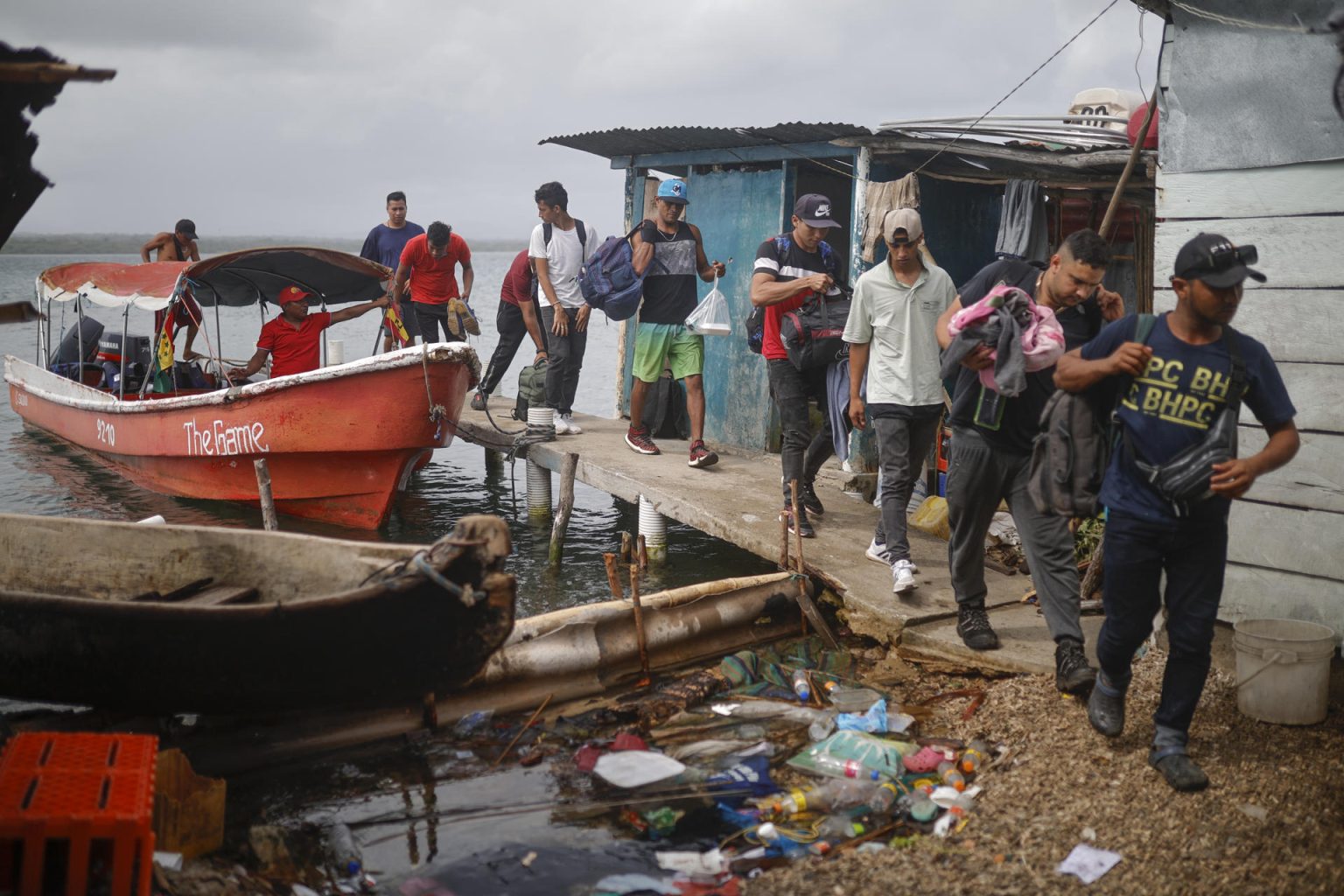 Migrantes venezolanos y colombianos llegan a la isla Gardi Sugdub este domingo, en la comarca Guna Yala, en Puerto de Cartí (Panamá). EFE/ Bienvenido Velasco