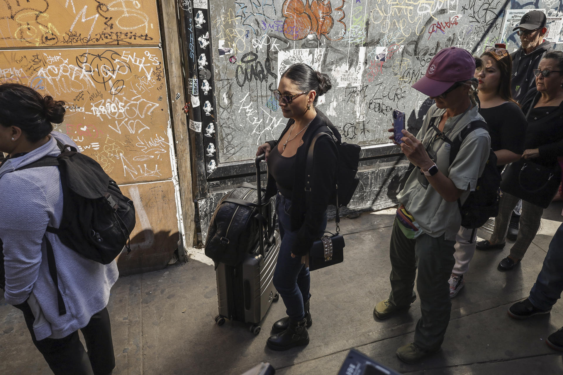 La madre mexicana Marilú Montalvo cruza hacia Estados Unidos este lunes, a través de la garita de San Ysidro en Tijuana (México). EFE/ Joebeth Terríquez
