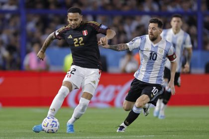 Fotografía del pasado noviembre de Alexander Callens (i), quien disputa con Lionel Messi un balón en el partido de las eliminatorias entre Argentina y Perú, en el estadio La Bombonera. EFE/ Juan Ignacio Roncoroni