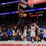 Onyeka Okongwu de los Atlanta Hawks clava el balón ante los Detroit Pistons. EFE/ERIK S. LESSER