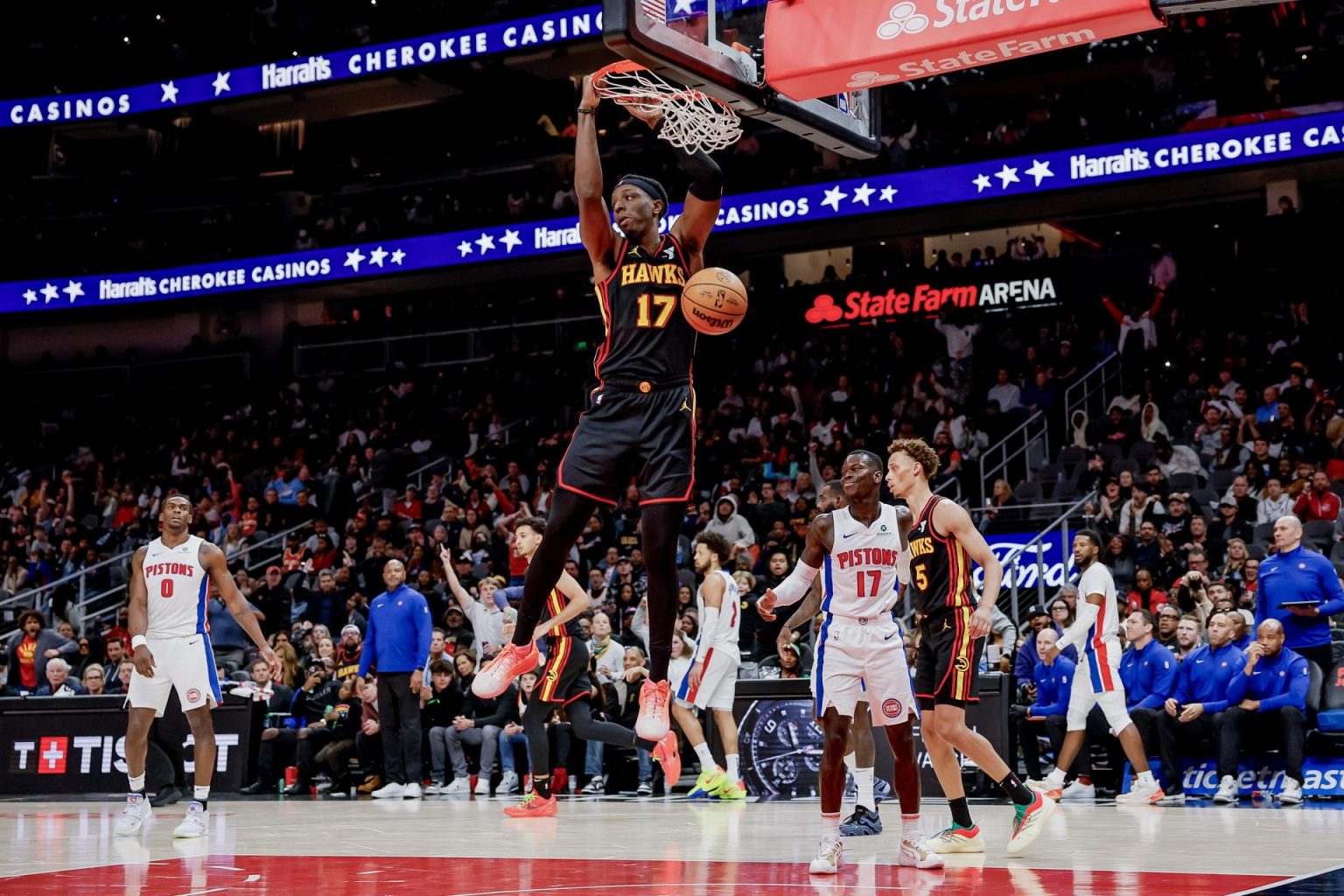 Onyeka Okongwu de los Atlanta Hawks clava el balón ante los Detroit Pistons. EFE/ERIK S. LESSER