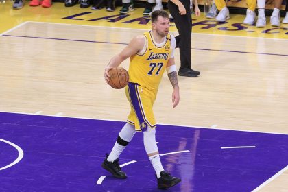 - Luka Doncic de los Lakers durante su debut. EFE/ Javier Rojas