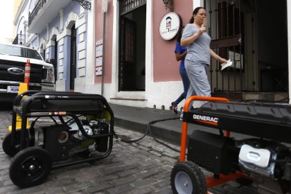 Más de 300.000 clientes de LUMA Energy, la empresa encargada de la transmisión de la electricidad en Puerto Rico, quedaron a oscuras este lunes debido a "la salida abrupta" de varias unidades de generación. Archivo. EFE/Thais Llorca