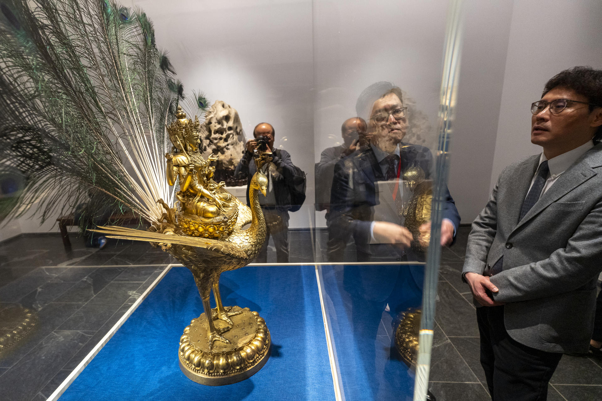 El Director del Museo de Shanghái, Chu Xiaobo, ve la escultura de la dinastía Ming durante la presentación de la exposición 'Recasting the Past: The Art of Chinese Bronzes 1100-1900' este jueves, en Nueva York (Estados Unidos). EFE/ Angel Colmenares
