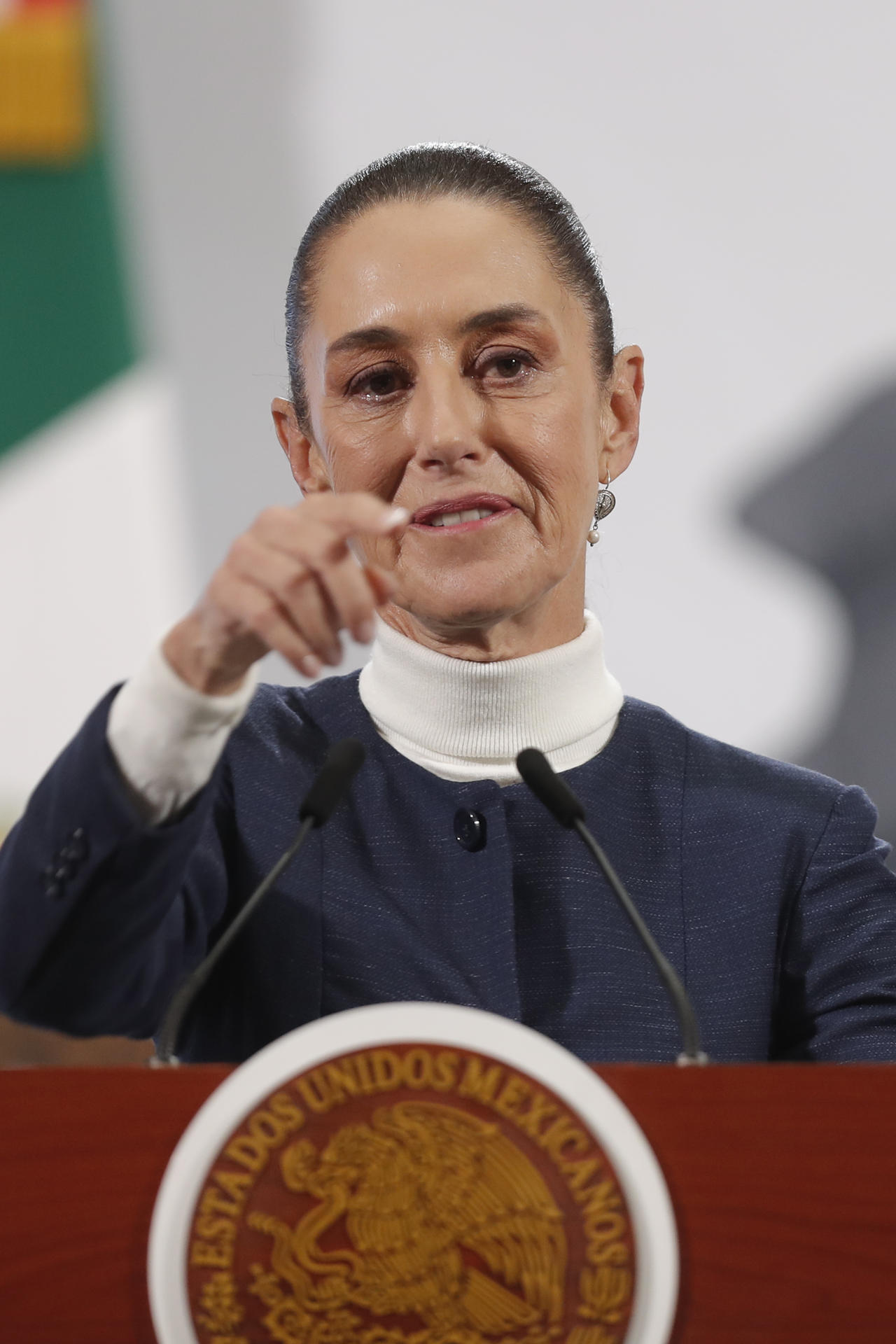 La presidenta de México, Claudia Sheinbaum, participa este lunes durante una rueda de prensa en Palacio Nacional en la Ciudad de México (México). EFE/ Isaac Esquivel
