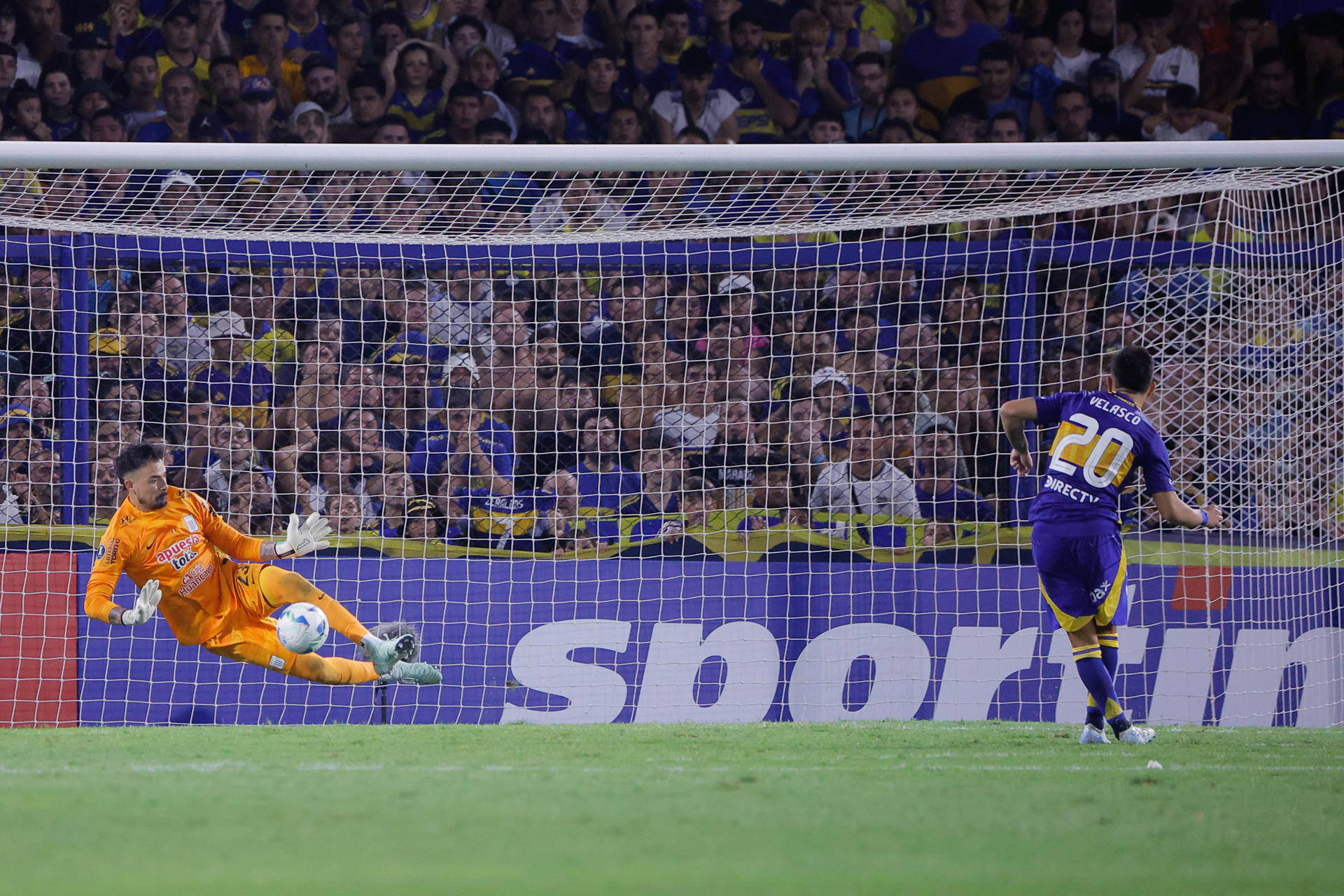 El portero Guillermo Viscarra, de Alianza Lima, ataja el penalti decisivo a Alan Velasco, que sentenció la eliminación de Boca en la segunda fase de la Copa Libertadores. EFE/ Juan Ignacio Roncoroni
