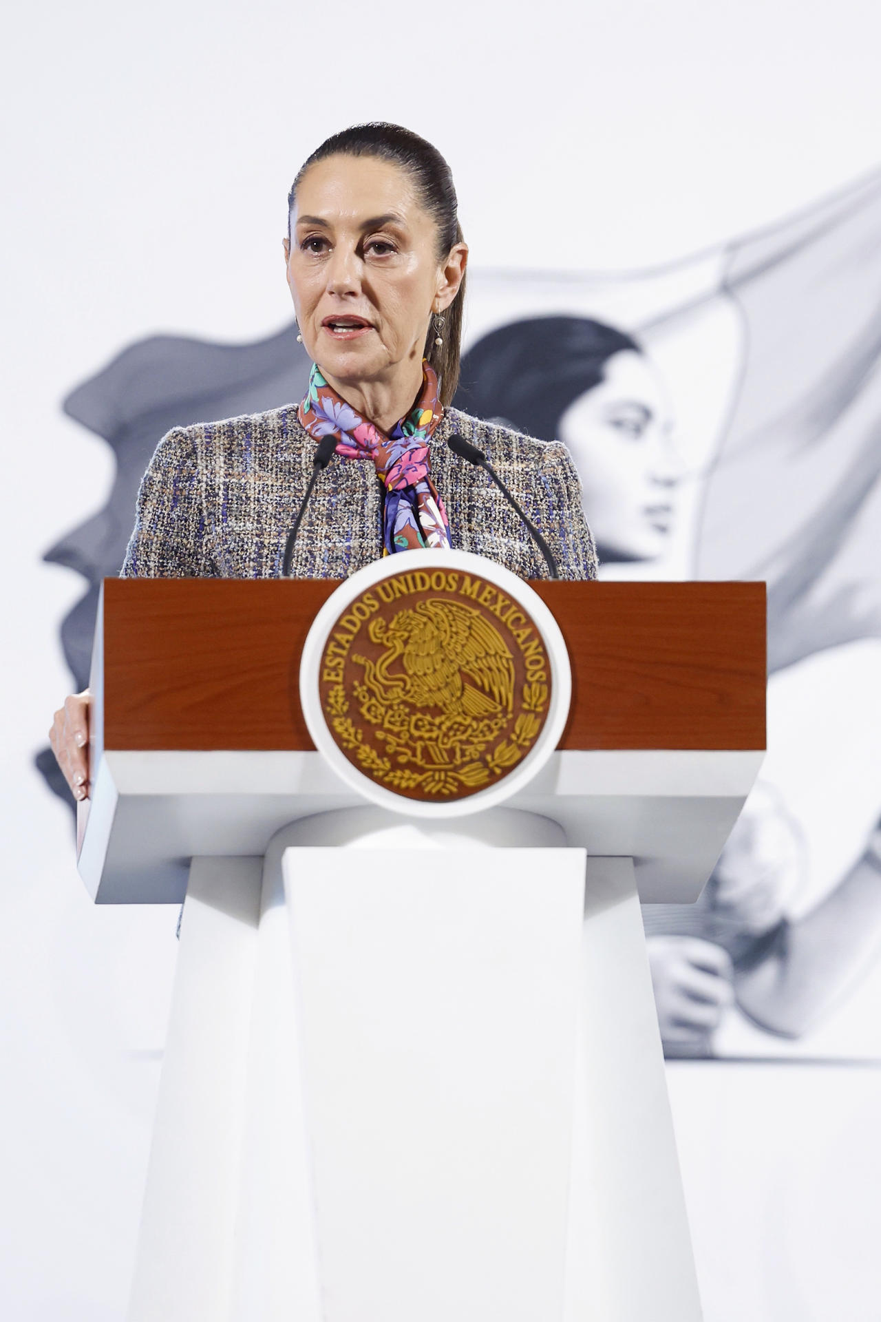 La presidenta de México, Claudia Sheinbaum, habla durante su conferencia de prensa matutina este viernes, en la Ciudad de México (México). EFE/ Sáshenka Gutiérrez
