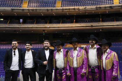 Los integrantes de los grupos de música regional mexicana Banda El Recodo (i) y la banda Machos posan durante una rueda de prensa este miércoles, en el Auditorio Telmex, en Guadalajara (México). EFE/ Francisco Guasco