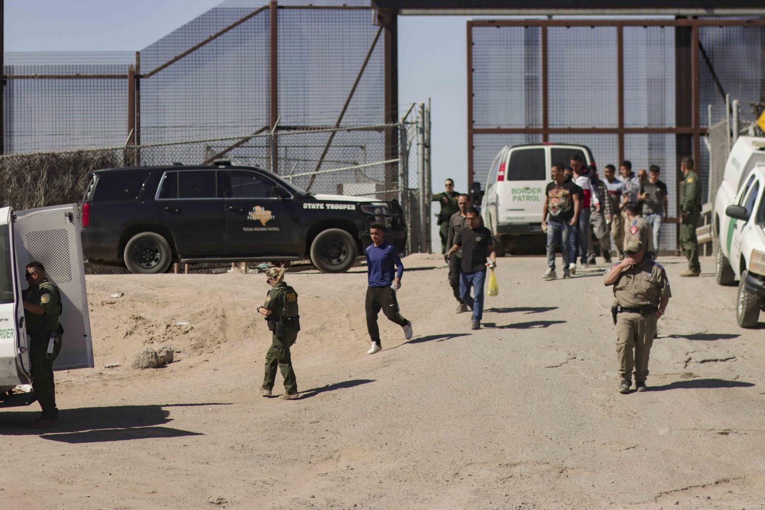 Migrantes detenidos son llevados por miembros de la Patrulla Fronteriza estadounidense a un vehículo, junto al muro fronterizo en El Paso, Texas (EE.UU). Archivo. EFE/ Jonathan Fernández