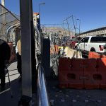 Ciudadanos y vehículos particulares cruzan este domingo, el Puente Internacional Paso del Norte, en Ciudad Juárez, Chihuahua (México). EFE/ Luis Torres