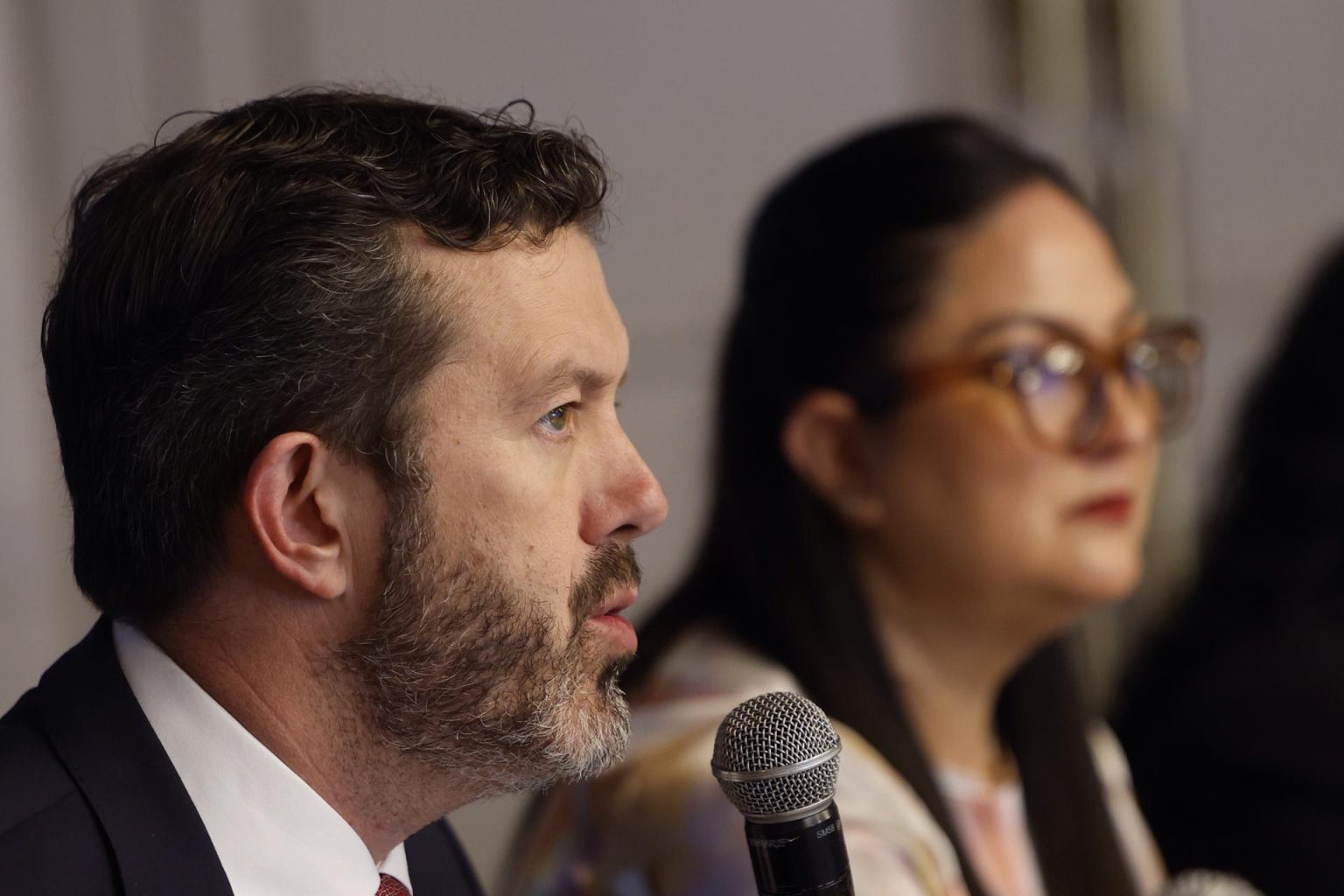 El director ejecutivo de la Asociación Mexicana de Industrias de Investigación Farmacéutica (AMIIF), Larry Rubín (i), habla junto a la directora de comunicación de la asociación mexicana de industrias de investigación farmacéutica Lucía Salcedo, durante una rueda de prensa este jueves, en Ciudad de México (México). EFE/ Sáshenka Gutiérrez