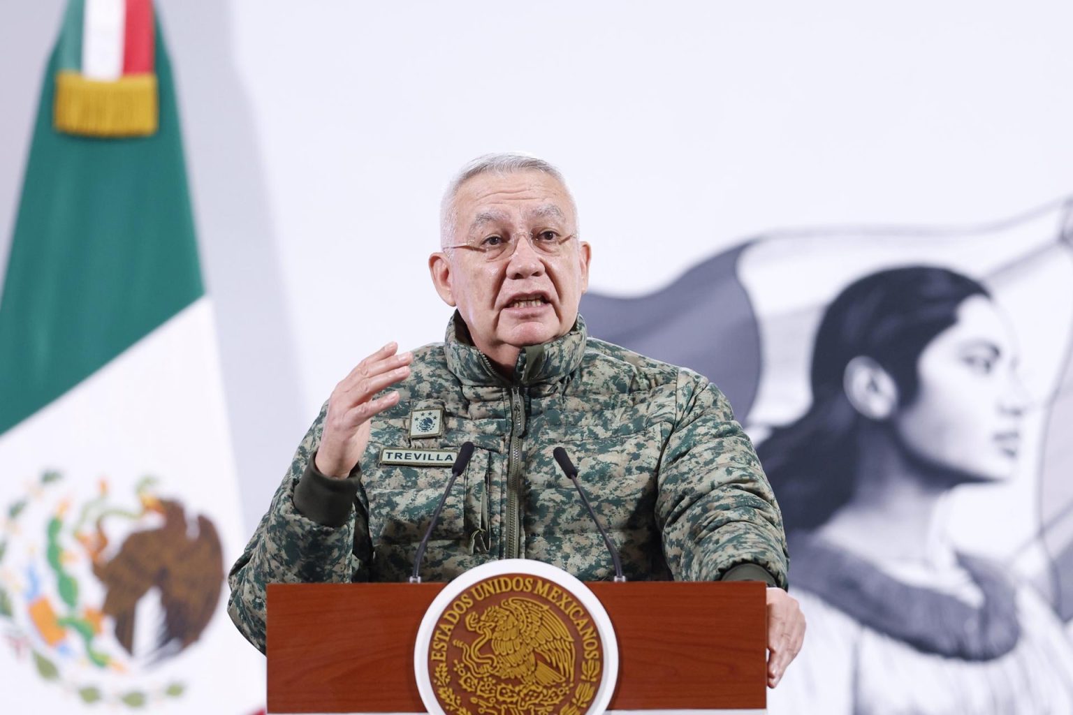 El secretario de la Defensa, Ricardo Trevilla participa este martes en una rueda de prensa de la presidenta de México, Claudia Sheinbaum, en Palacio Nacional en Ciudad de México (México). EFE/Sáshenka Gutiérrez