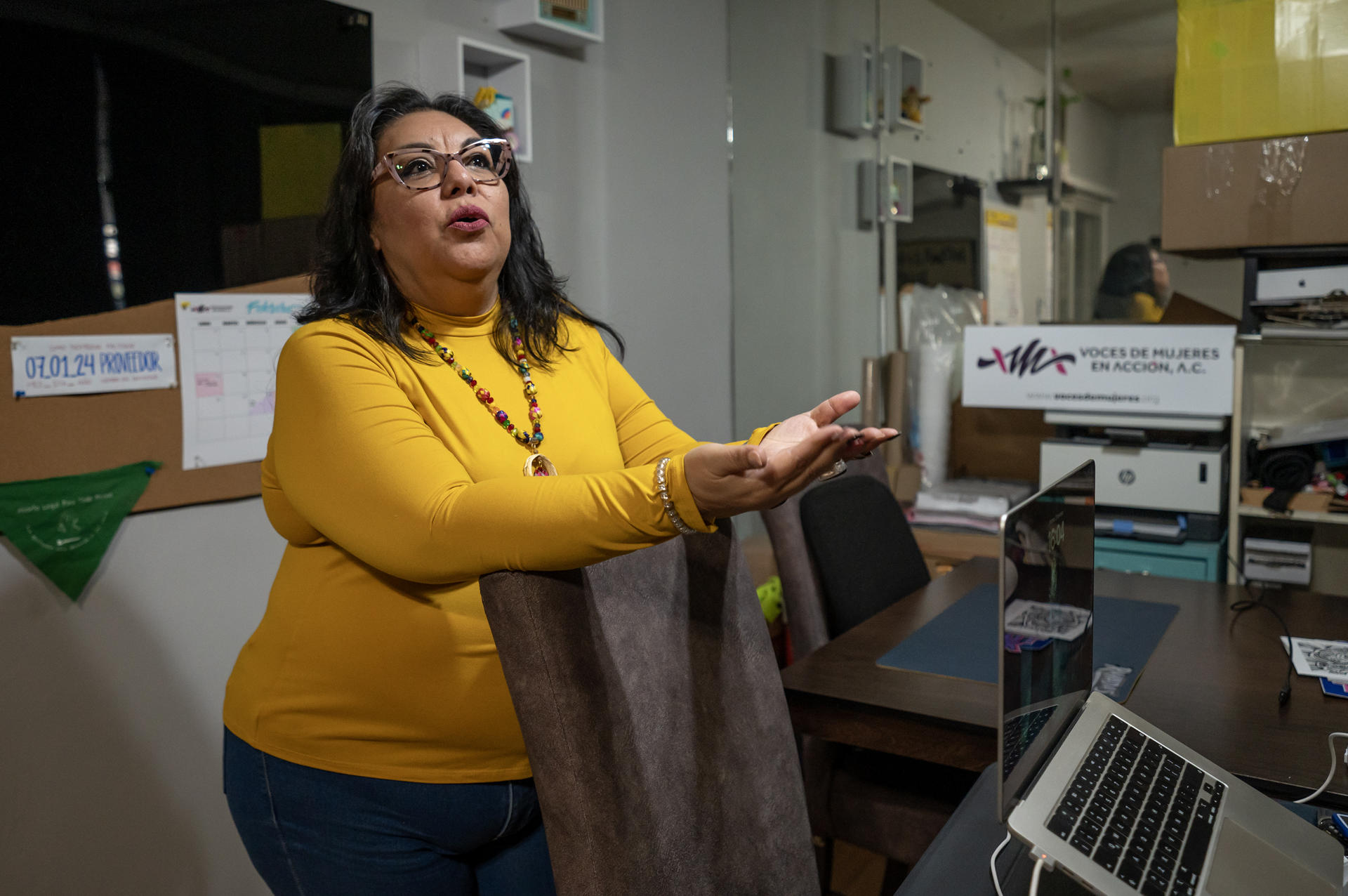 Fotografía del 31 de enero de 2025 de la representante de la asociación Voces de Mujeres en Acción y la Red Necesito Abortar Sandra Cardona hablando durante una entrevista con EFE, en la ciudad de Monterrey (México). EFE/ Miguel Sierra
