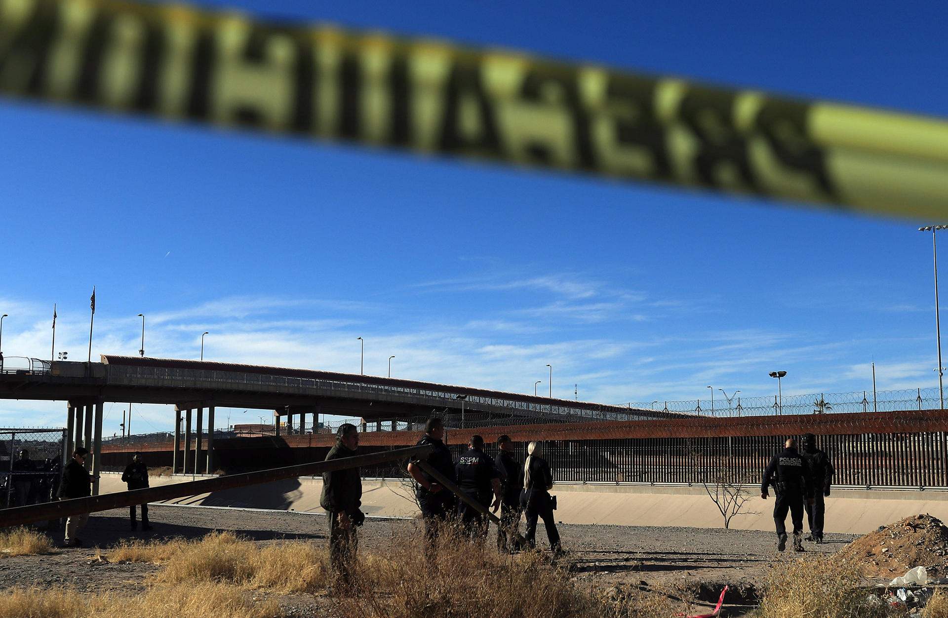 Integrantes de la policía estatal participan en el operativo ‘Operación Frontera Norte’ en las inmediaciones del Río Bravo este lunes, en Ciudad Juárez (México). EFE/ Luis Torres
