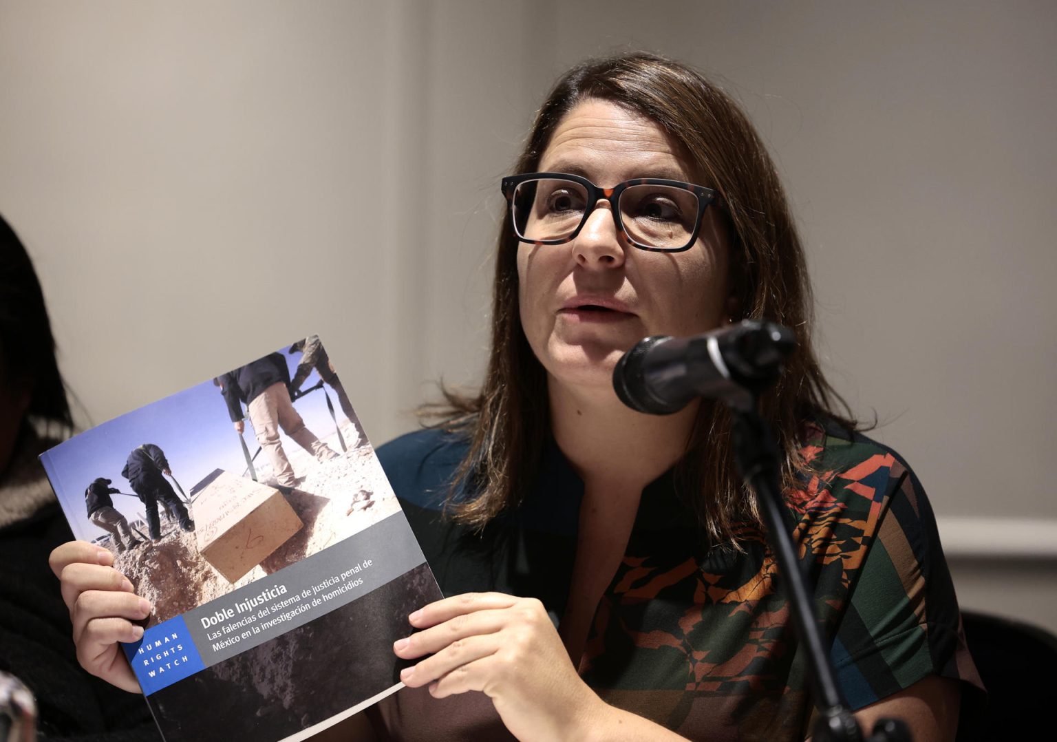 La directora para las Américas de Human Rights Watch (HRW), Juanita Goebertus, habla durante una conferencia de prensa este miércoles, en Ciudad de México (México). EFE/José Méndez