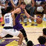 El escolta de Los Angeles Lakers Luka Doncic (D) supera al escolta de Dallas Mavericks Max Christie (I), durante la segunda mitad del partido de la NBA que enfrentó a ambos equipos en Los Ángeles, California (EE.UU.) EFE/EPA/ALLISON DINNER