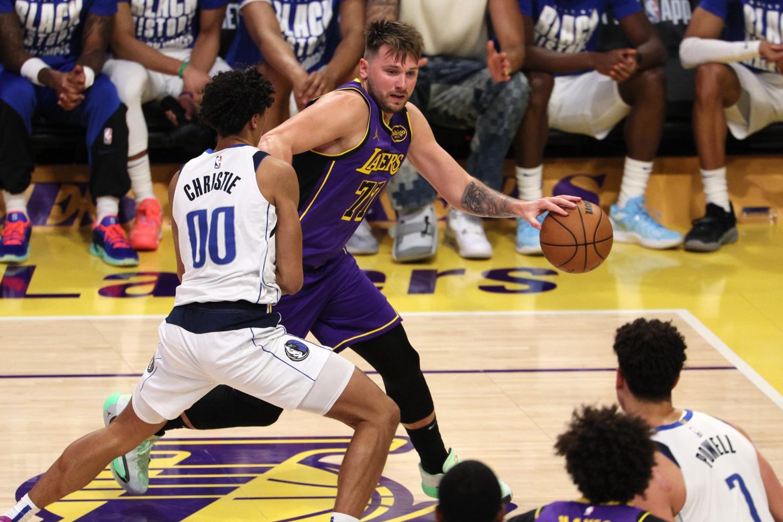 El escolta de Los Angeles Lakers Luka Doncic (D) supera al escolta de Dallas Mavericks Max Christie (I), durante la segunda mitad del partido de la NBA que enfrentó a ambos equipos en Los Ángeles, California (EE.UU.) EFE/EPA/ALLISON DINNER