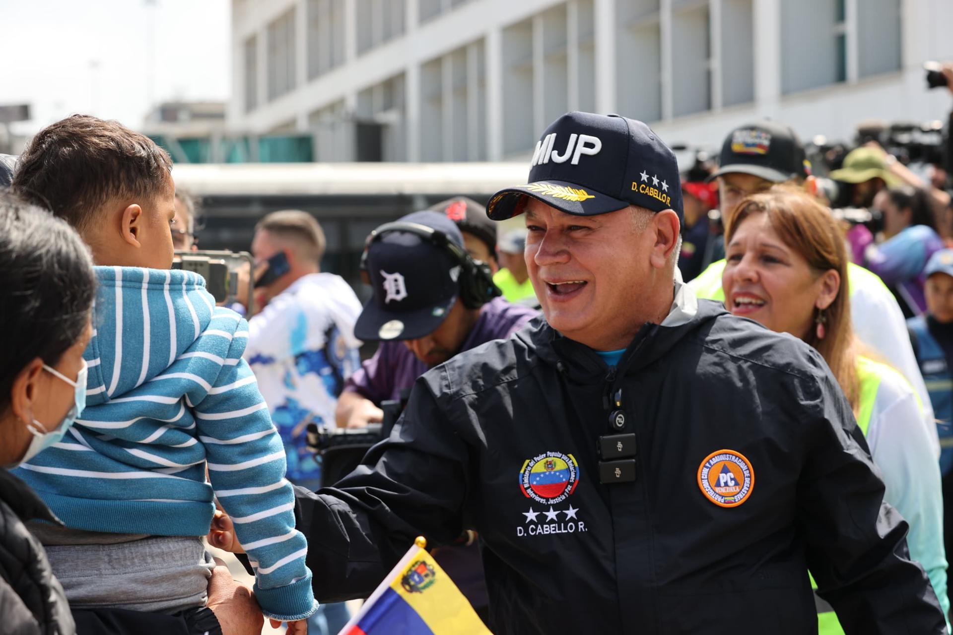 Fotografía cedida por el Ministerio de Interior, Justicia y Paz de Venezuela del ministro Diosdado Cabello, durante la llegada de migrantes en el Aeropuerto Internacional Simón Bolívar este lunes, en Maiquetia (Venezuela). EFE/ Ministerio de Interior, Justicia Y Paz / SOLO USO EDITORIAL/ SOLO DISPONIBLE PARA ILUSTRAR LA NOTICIA QUE ACOMPAÑA (CRÉDITO OBLIGATORIO)
