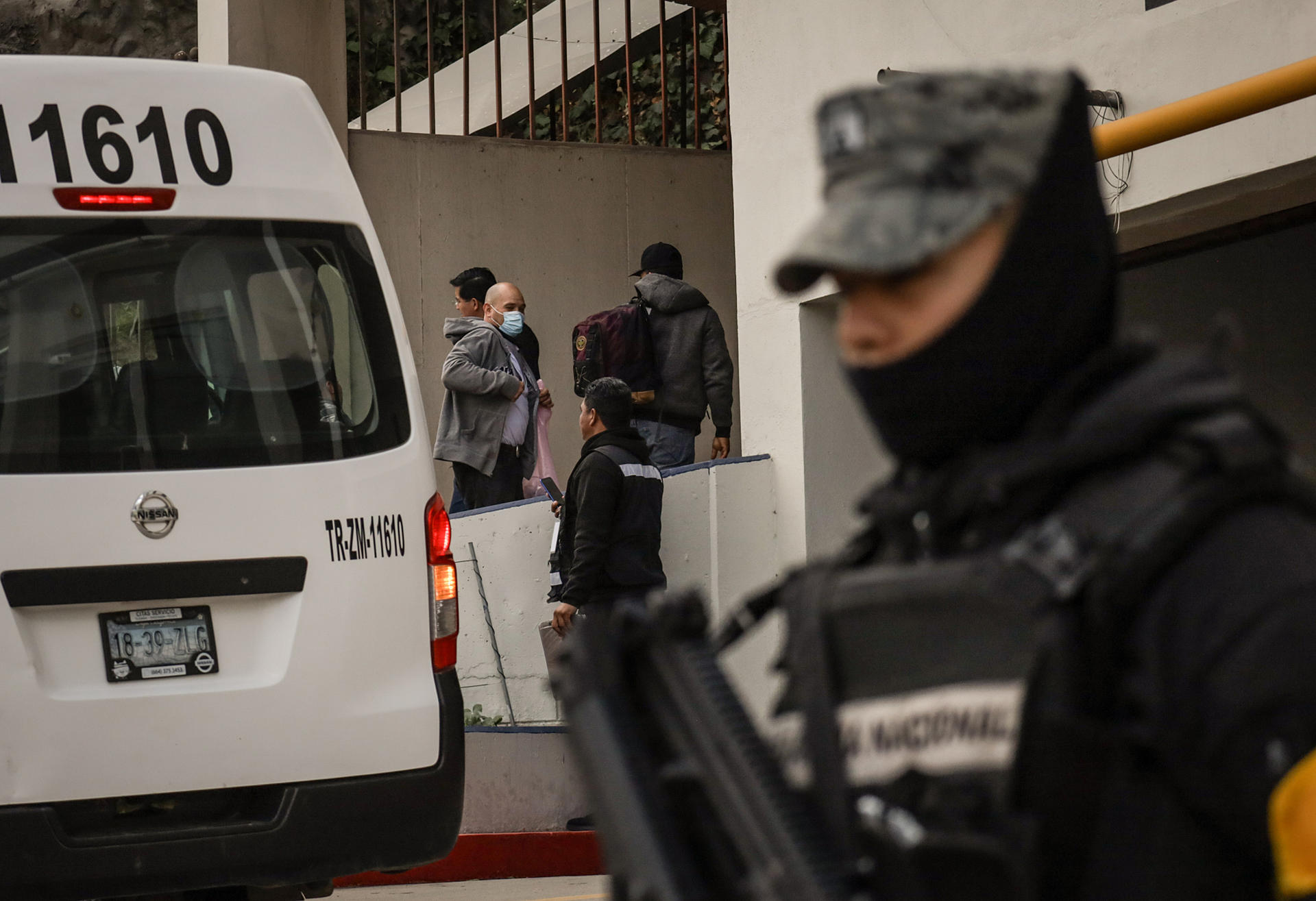 Migrantes deportados ayer, son vistos en el puerto fronterizo de El Chaparral, en Tijuana (México). EFE/ Joebeth Terríquez
