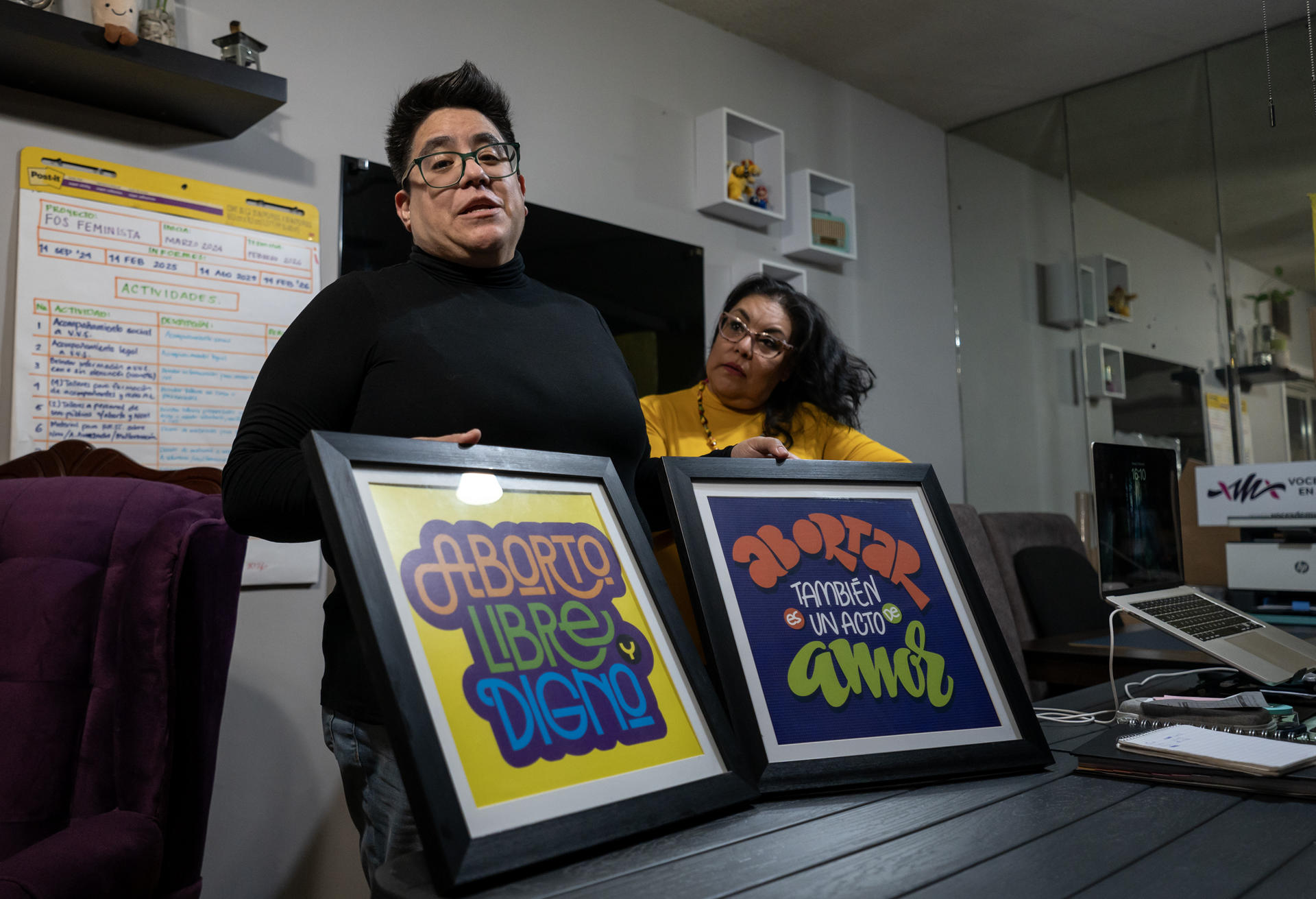 Fotografía del 31 de enero de 2025 de las representantes de la asociación Voces de Mujeres en Acción y la Red Necesito Abortar, Vanessa Jiménez (i) y Sandra Cardona (d), posan durante una entrevista con EFE, en la ciudad de Monterrey (México). EFE/ Miguel Sierra
