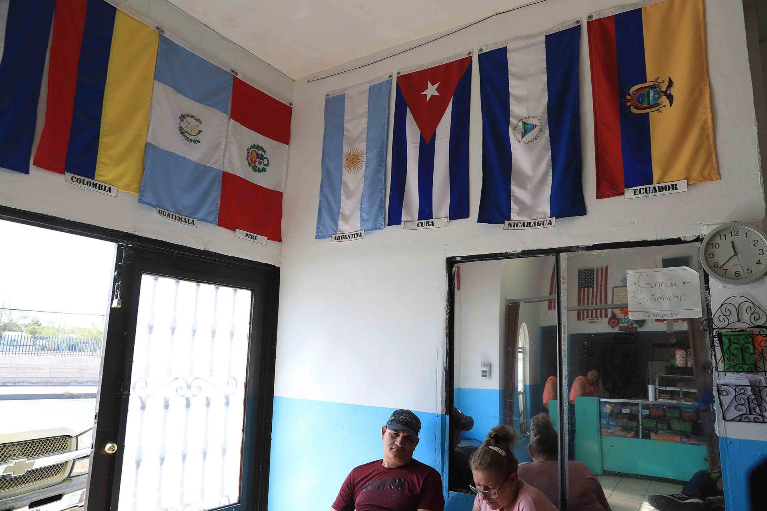 Imagen de archivo de migrantes que permanecen en el albergue 'Alabanzas al Rey', en espera de resolver su situación migratoria, en Ciudad Juárez, Chihuahua (México). EFE/ Luis Torres