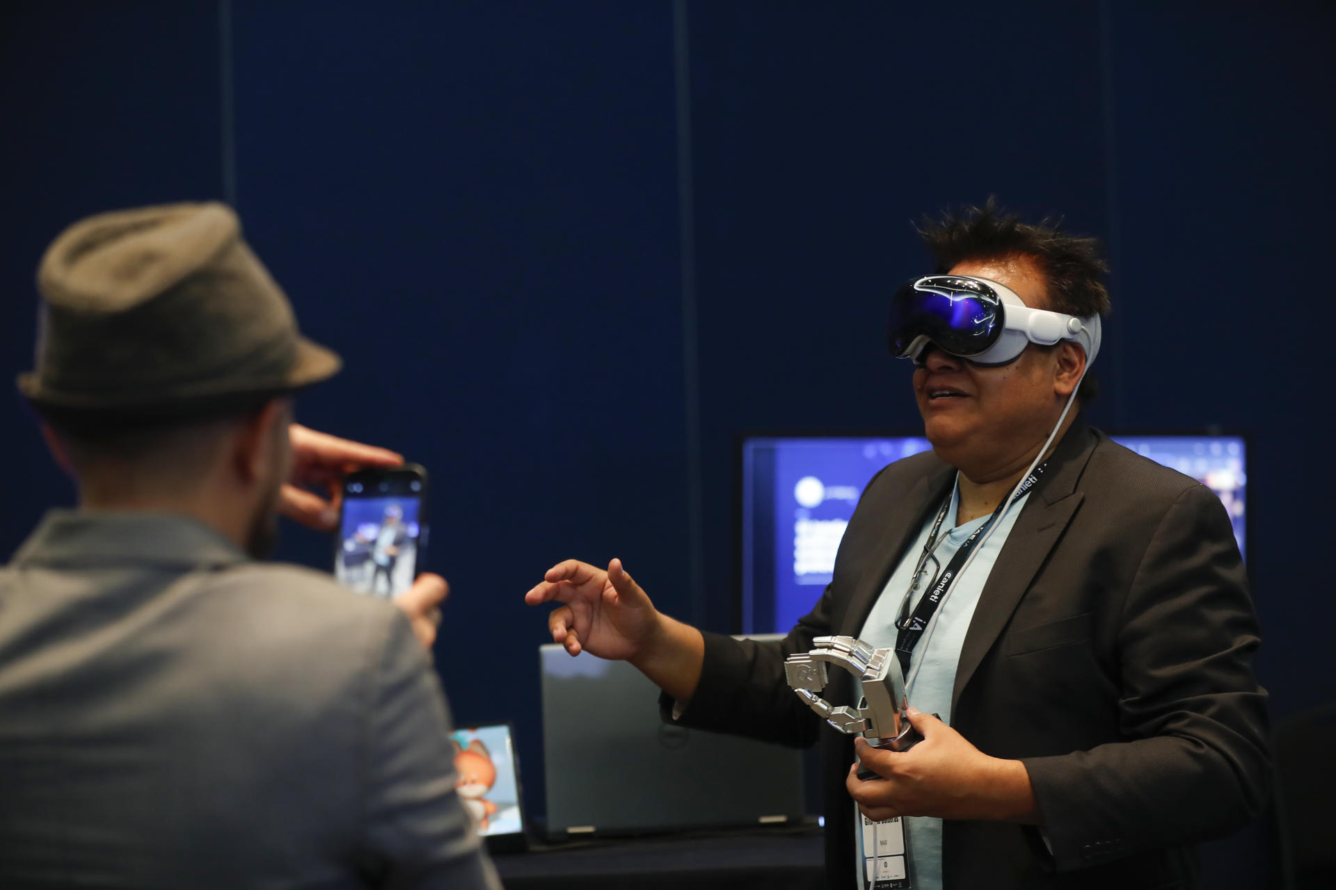 Un hombre interactúa con lentes de realidad virtual durante el primer día de las ‘Jornadas de IA’ este viernes, en Guadalajara (México). EFE/ Francisco Guasco
