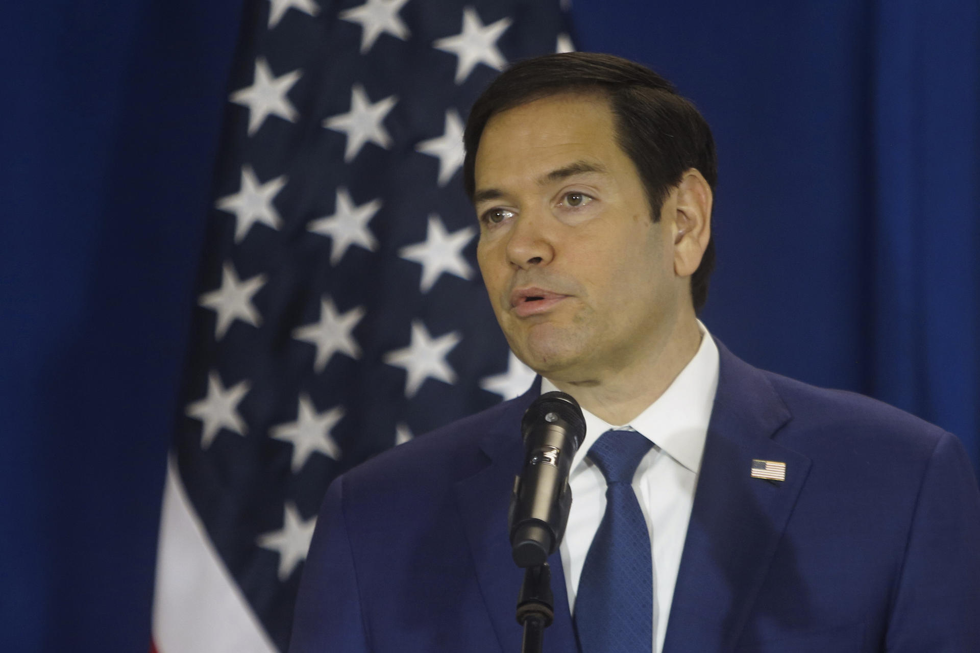 El secretario de Estado de Estados Unidos, Marco Rubio, ofrece una declaración luego de la salida de un vuelo de deportación de migrantes desde Panamá hacia Colombia este lunes, en el Aeropuerto Internacional Marcos A. Gelabert en la Ciudad de Panamá (Panamá). EFE/ Carlos Lemos
