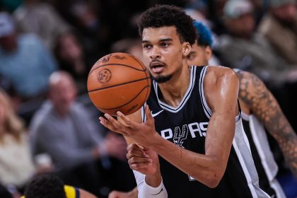 El jugador de los San Antonio Spurs Víctor Wembanyama durante un partido de liga regular de la NBA. EFE/EPA/CHRISTOPHE PETIT TESSON