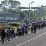 Fotografía de archivo del 13 de diciembre de 2024 de migrantes caminando en caravana, en el municipio de Huixtla en el estado de Chiapas (México). EFE/Juan Manuel Blanco