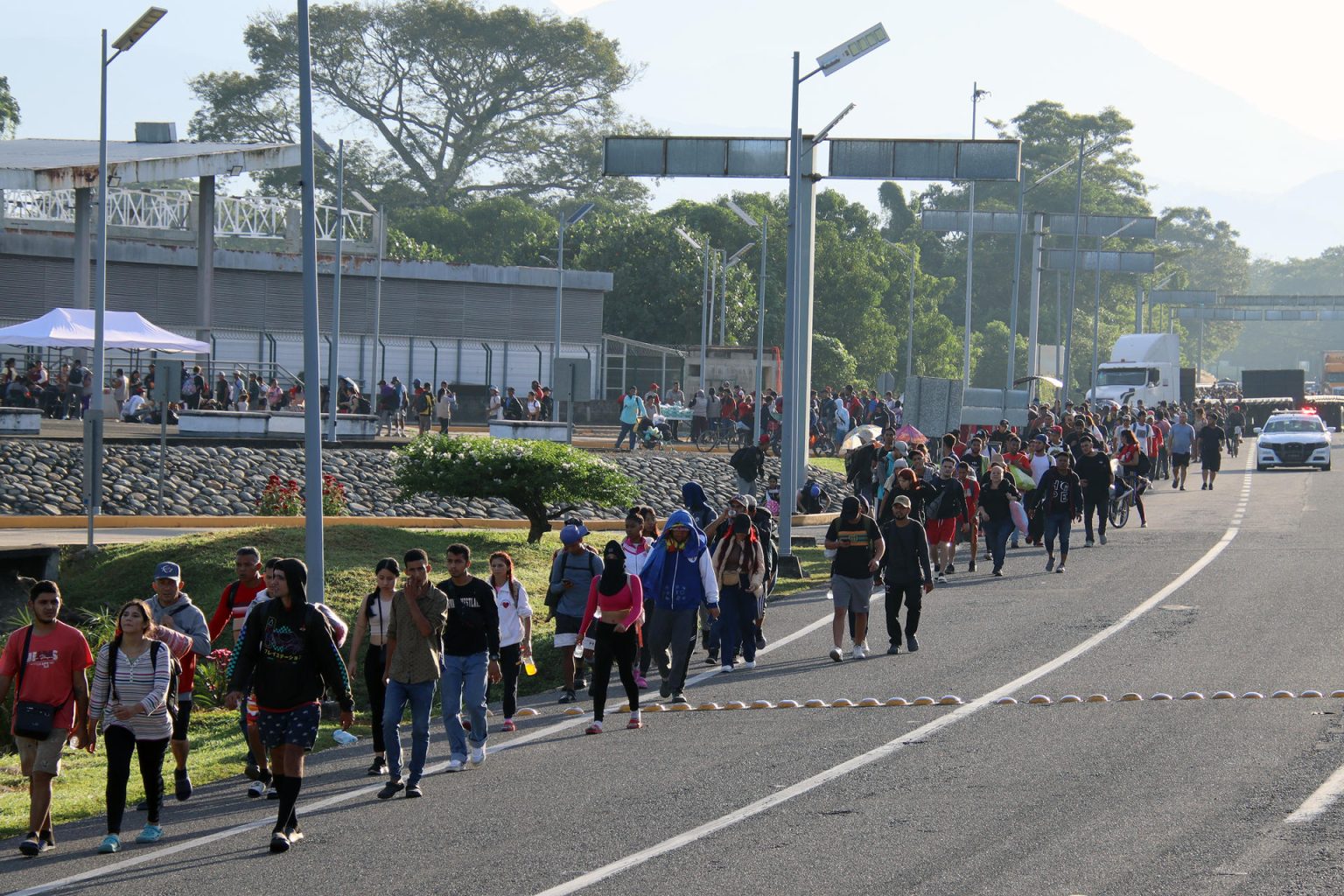 Fotografía de archivo del 13 de diciembre de 2024 de migrantes caminando en caravana, en el municipio de Huixtla en el estado de Chiapas (México). EFE/Juan Manuel Blanco