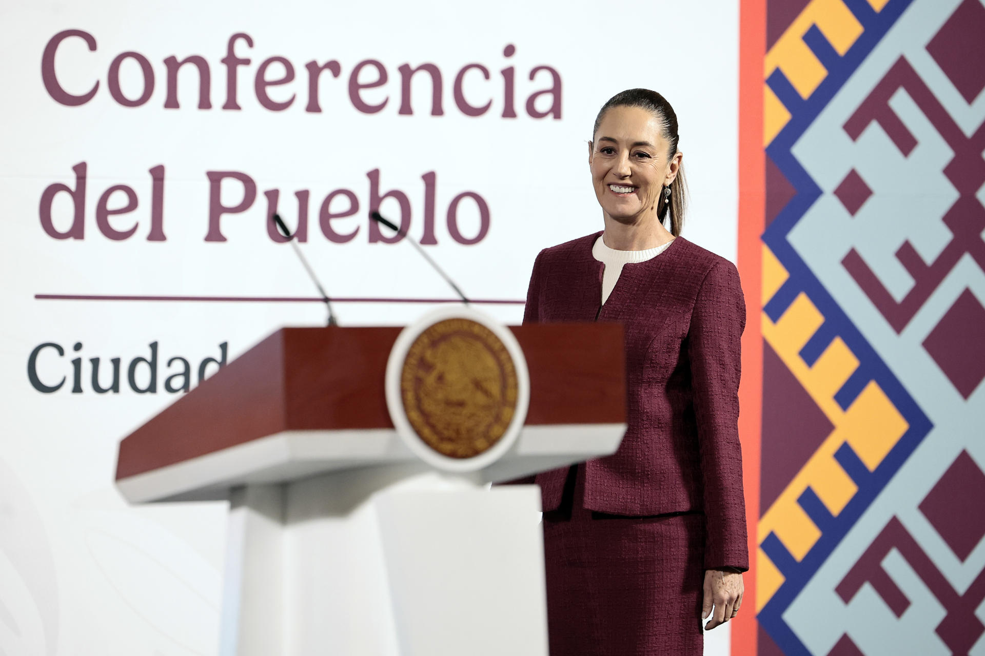 La presidenta de México, Claudia Sheinbaum, participa durante su conferencia de prensa diaria este lunes, en el Palacio Nacional, en Ciudad de México (México). EFE/ José Méndez
