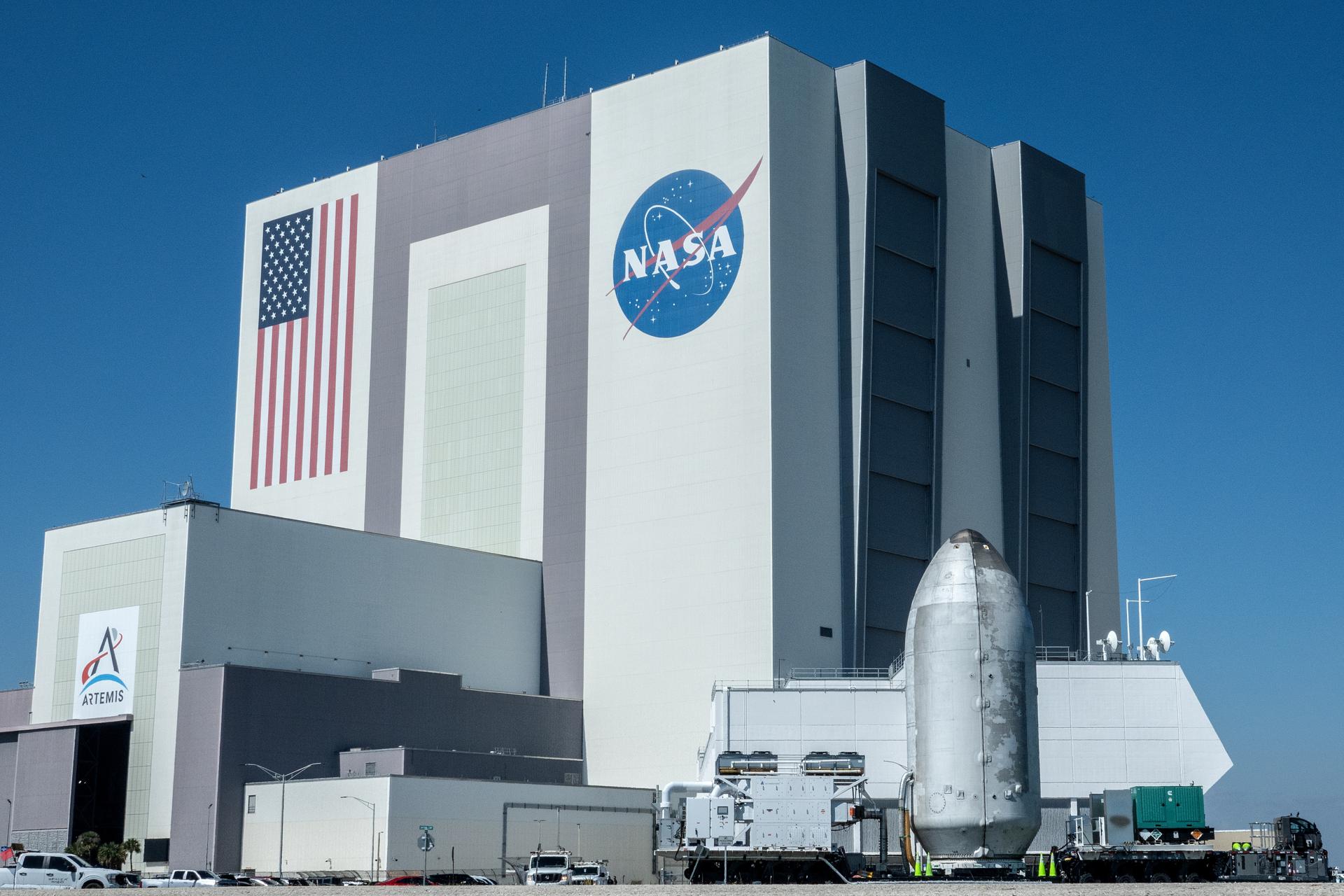 Una cobertura de carga útil de SpaceX fue transportada dentro del Centro Espacial Kennedy en Florida, EE. UU., 26 de febrero de 2025. Según SpaceX, su carenado de carga está hecho de un material compuesto de carbono y protege la carga en su camino hacia la órbita. EFE/EPA/CRISTÓBAL HERRERA-ULASHKEVICH
