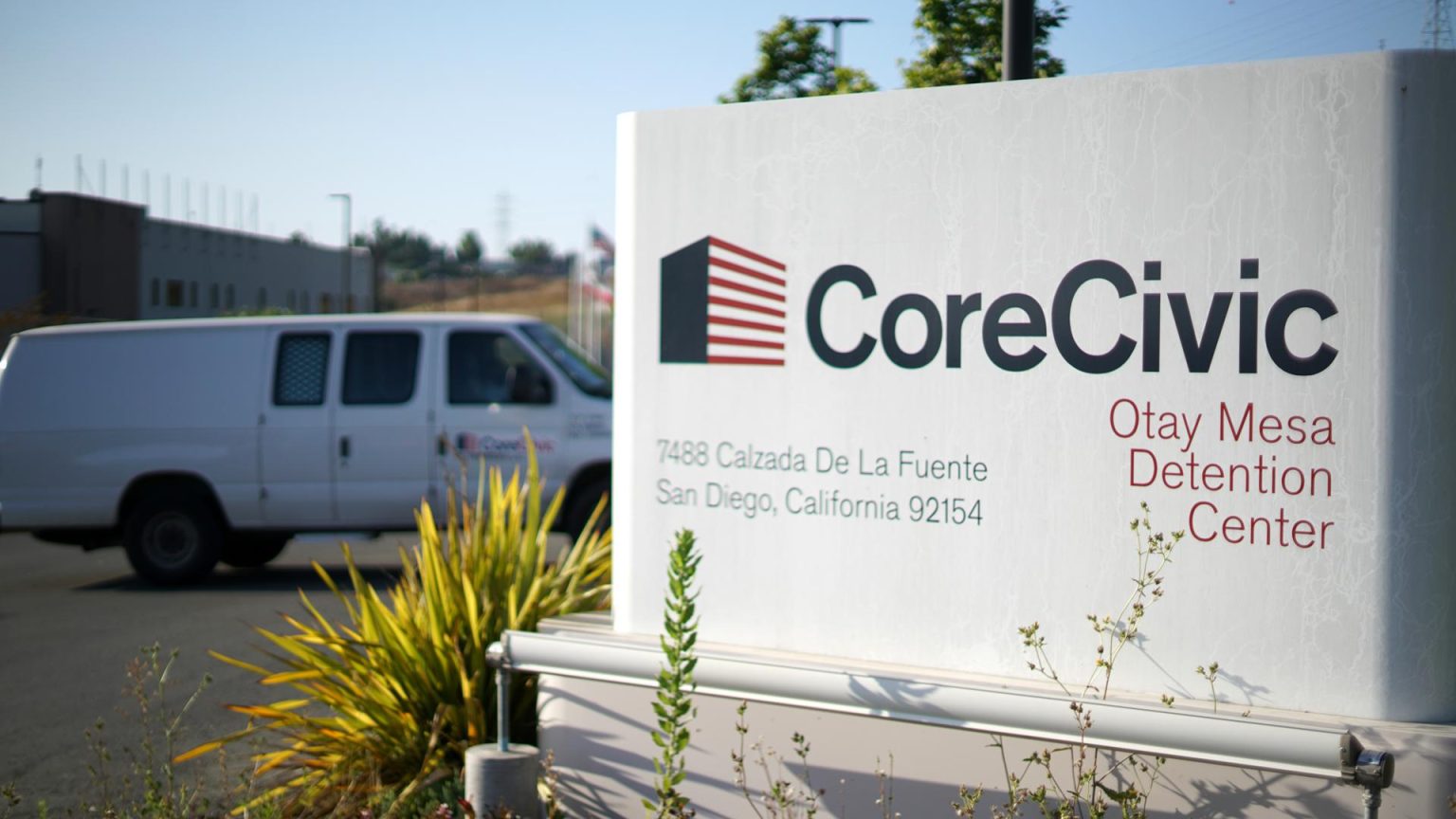 Imagen de archivo de una vista de la entrada del centro de detenciones de Otay Mesa en San Diego, California. EFE/Manuel Ocaño