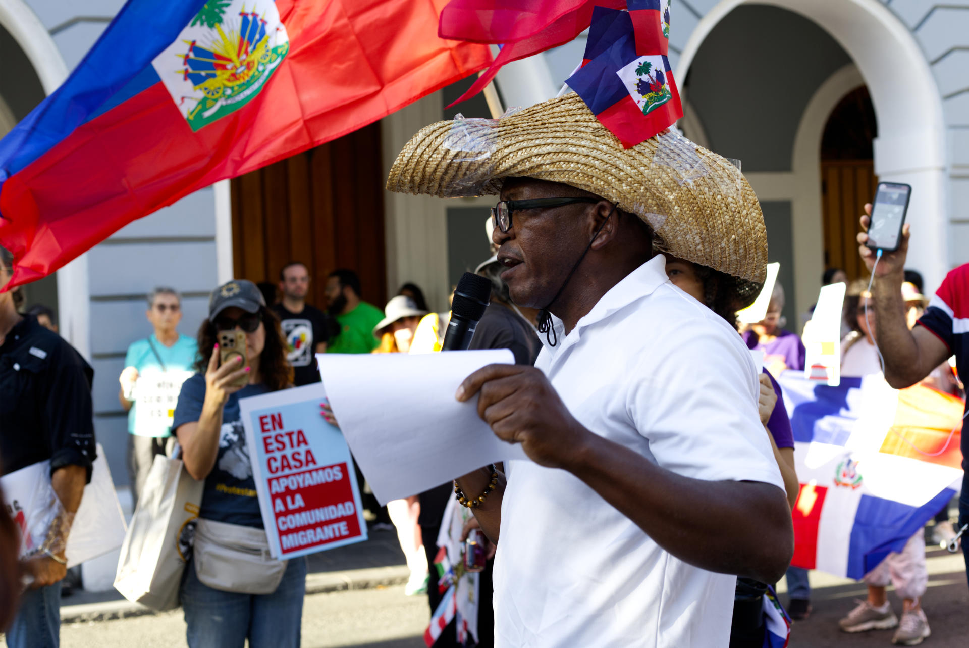 El portavoz de la comunidad de haitianos en Puerto Rico, Leonard Phophil, habla durante una protesta en contra de la política migratoria del presidente de Estados Unidos, Donald Trump, este jueves, en San Juan (Puerto Rico). EFE/ Thais Llorca
