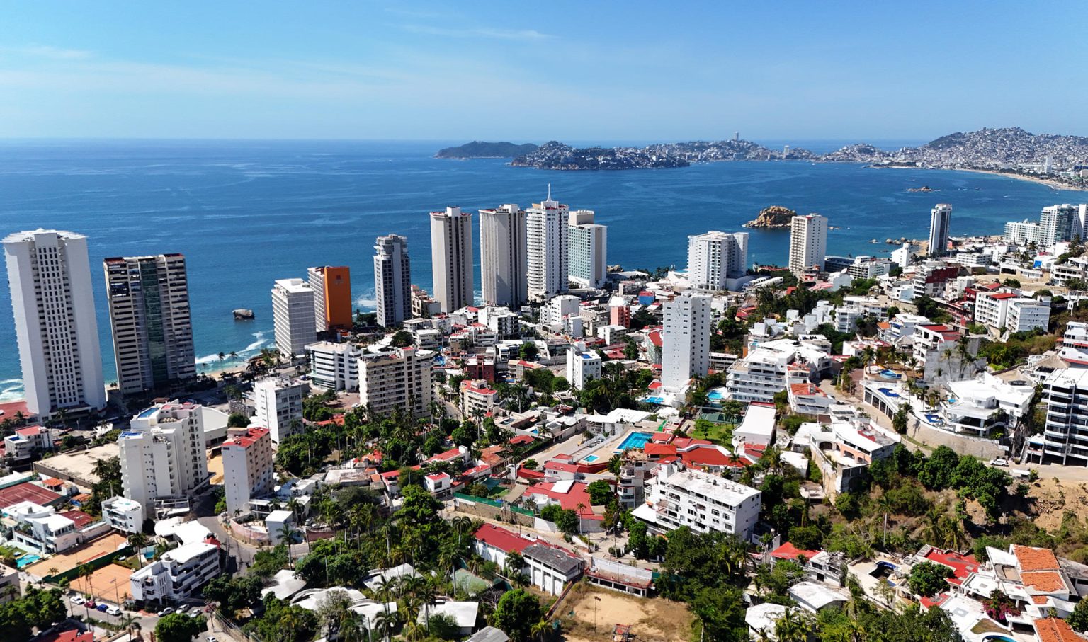 Fotografía aérea que muestra este martes la Bahía de Acapulco en Guerrero (México). EFE/ David Guzmán