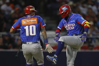 Edwin Díaz (i) y Anthony García (d) celebran la victoria de Indios de Mayagüez de Puerto Rico y su clasificación a las semifinales de la Serie del Caribe de Béisbol, que transcurre en la ciudad mexicana de Mexicali. . EFE/ Sáshenka Gutiérrez