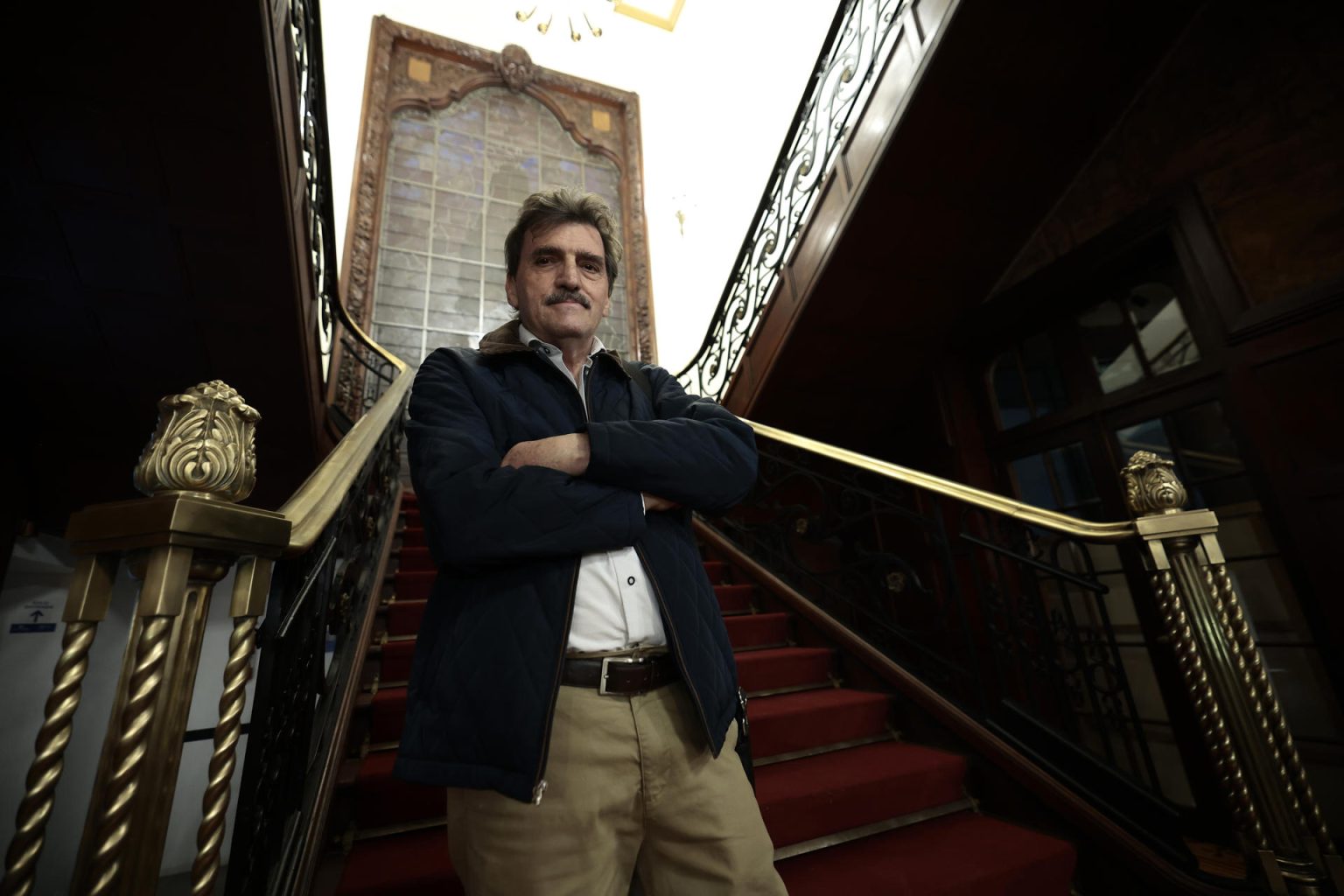 Fotografía del 29 de enero de 2025 del escritor mexicano Enrique Serna posando durante una entrevista con EFE en la Casa Universitaria del Libro de la Universidad Nacional Autónoma de México (UNAM), en la Ciudad de México (México). EFE/ José Méndez