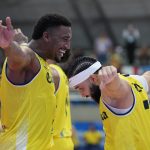 Los jugadores de la selección de Colombia Andrés Ibargüen (i) y Romario Roque celebran en el coliseo Evangelista Mora de Cali, tras ganar a la selección de Chile que busca la clasificación a la Americup 2025 de baloncesto. EFE/ Ernesto Guzmán