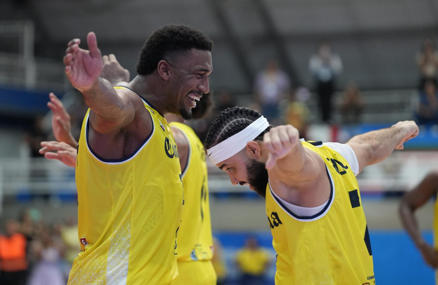 Los jugadores de la selección de Colombia Andrés Ibargüen (i) y Romario Roque celebran en el coliseo Evangelista Mora de Cali, tras ganar a la selección de Chile que busca la clasificación a la Americup 2025 de baloncesto. EFE/ Ernesto Guzmán