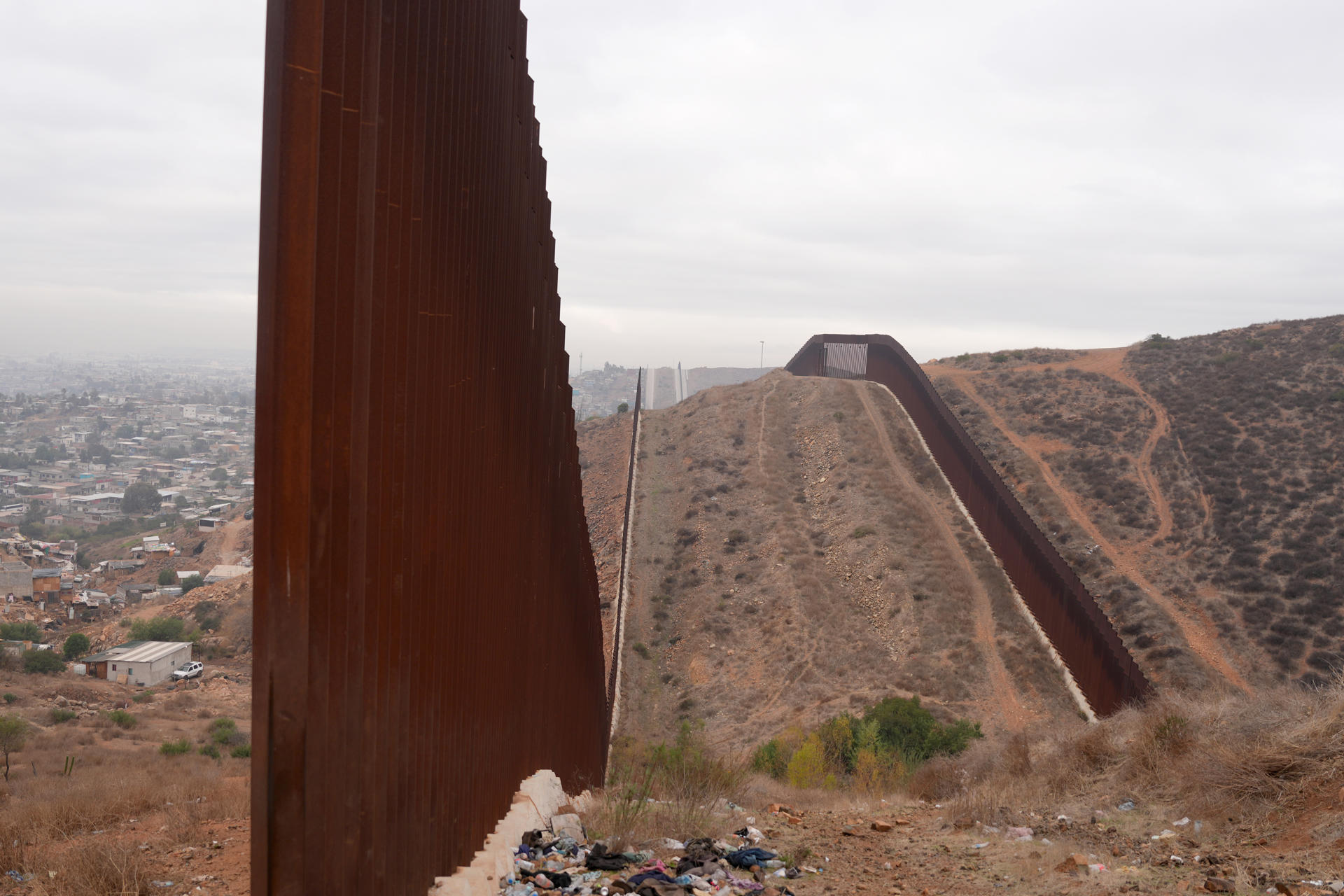 Fotografía del 6 de febrero de 2025 de la localización del popular Nido de las Águilas, un tramo de unos 500 metros sin muro localizado aproximadamente a unos 5.5 kilómetros del puesto fronterizo de Otay en San Diego, Califonia (EE.UU.). EFE/ Manuel Ocaño
