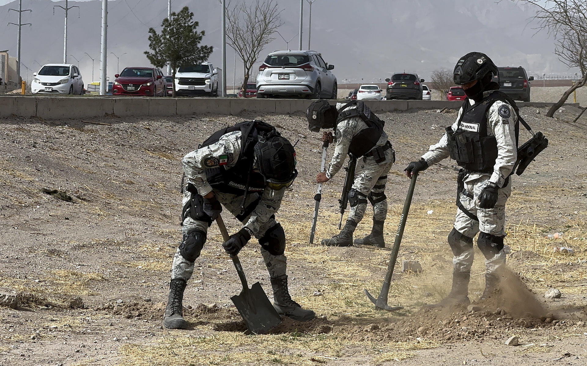 Elementos de la Guardia Nacional (GN), realizan un operativo de búsqueda de un segundo túnel en las cercanías del Río Bravo este miércoles, en Ciudad Juárez en Chihuahua (México). EFE/ Luis Torres
